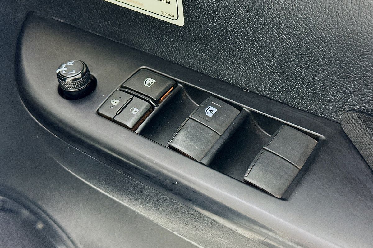 2020 Toyota HILUX SR (4x4) GUN126R FACELIFT 4X4