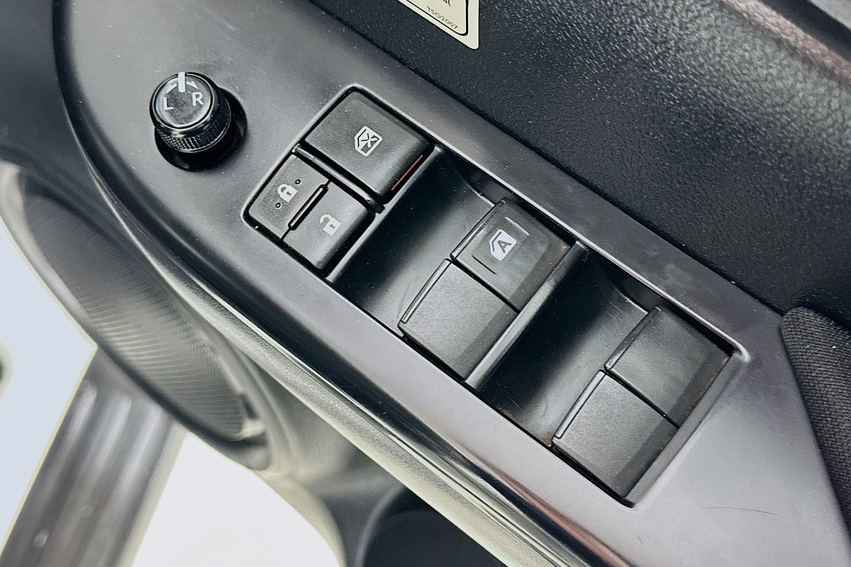 2020 Toyota HILUX SR (4x4) GUN126R FACELIFT 4X4