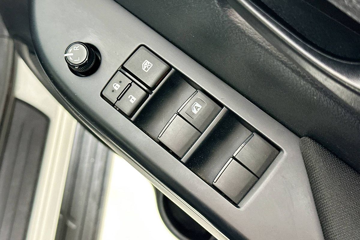 2017 Toyota HILUX SR (4x4) GUN126R 4X4