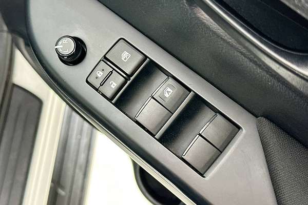 2017 Toyota HILUX SR (4x4) GUN126R 4X4