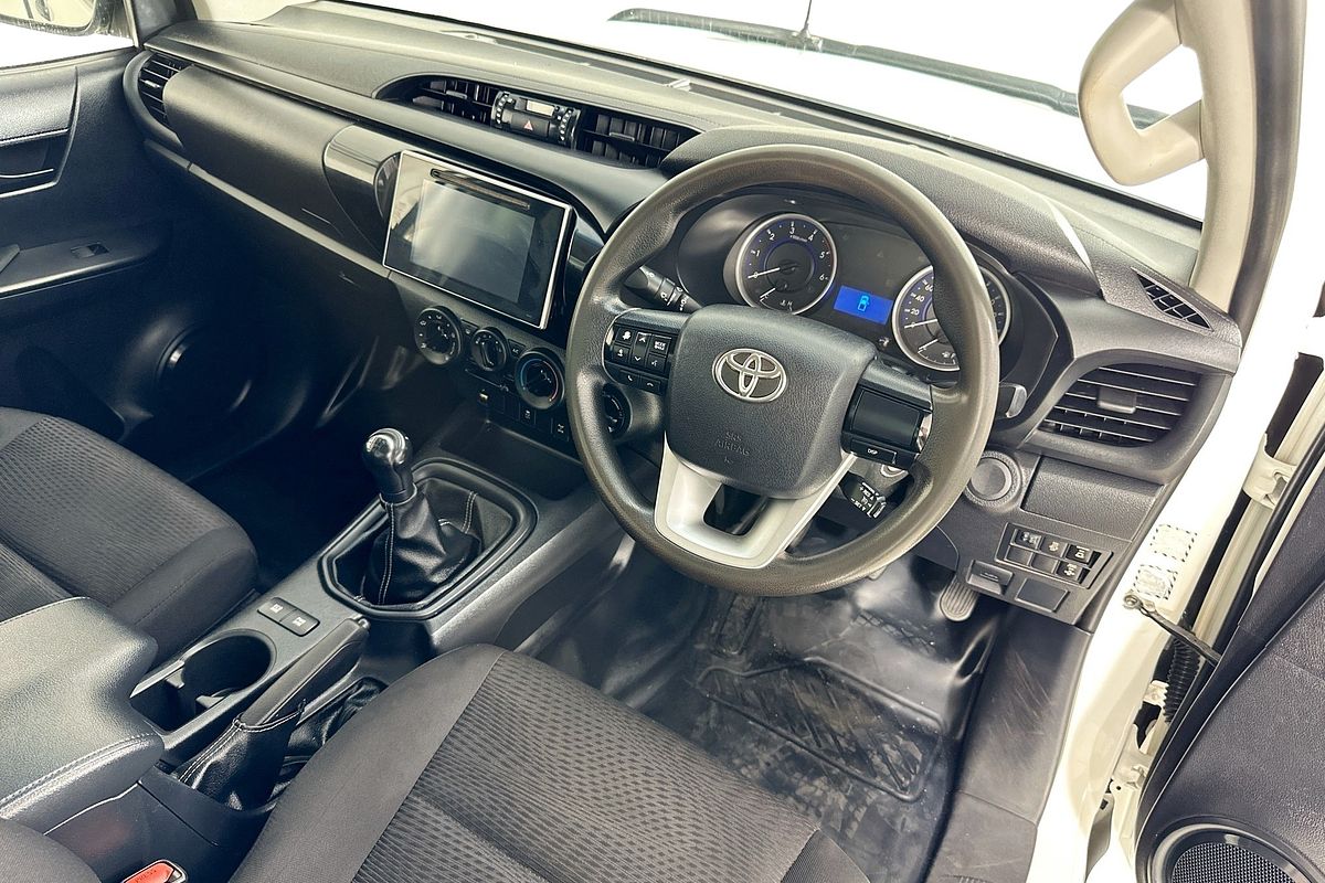 2017 Toyota HILUX SR (4x4) GUN126R 4X4