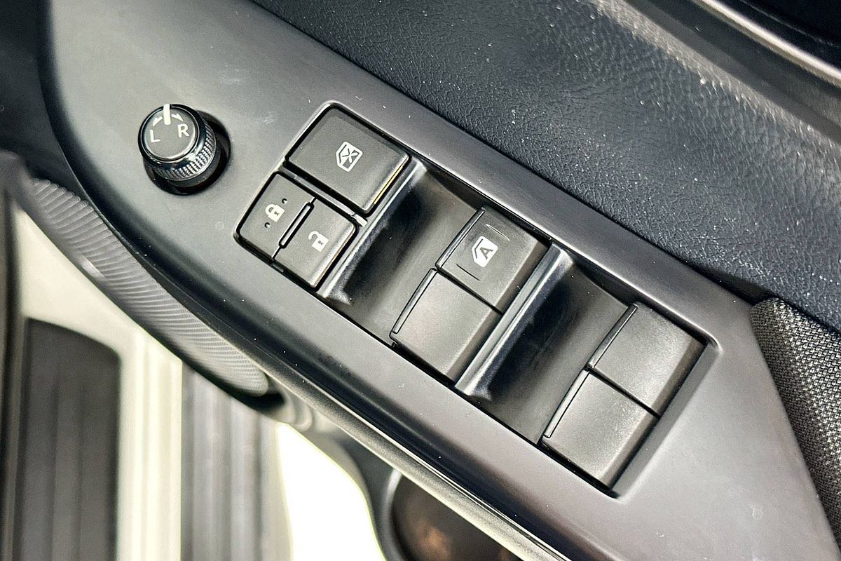 2018 Toyota HILUX SR (4x4) GUN126R MY17 4X4