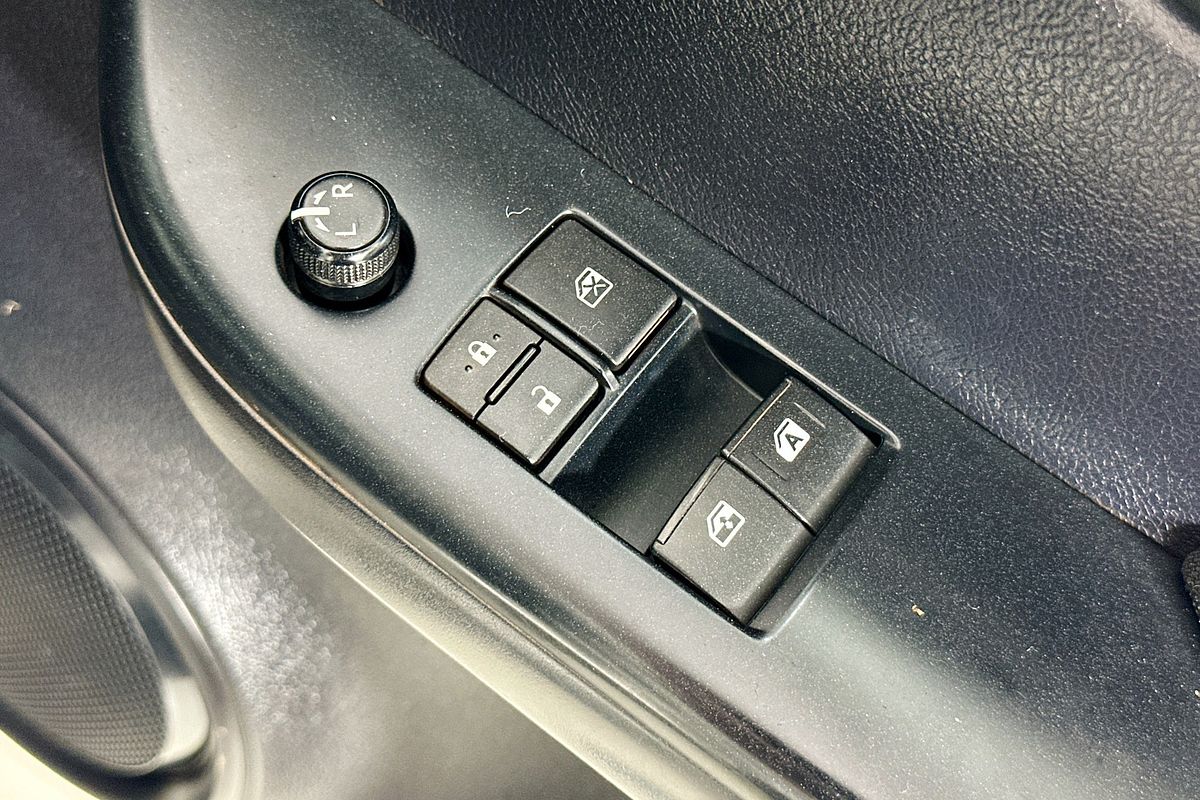 2017 Toyota HILUX SR (4x4) GUN126R 4X4