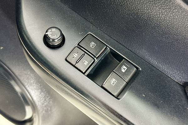 2017 Toyota HILUX SR (4x4) GUN126R 4X4