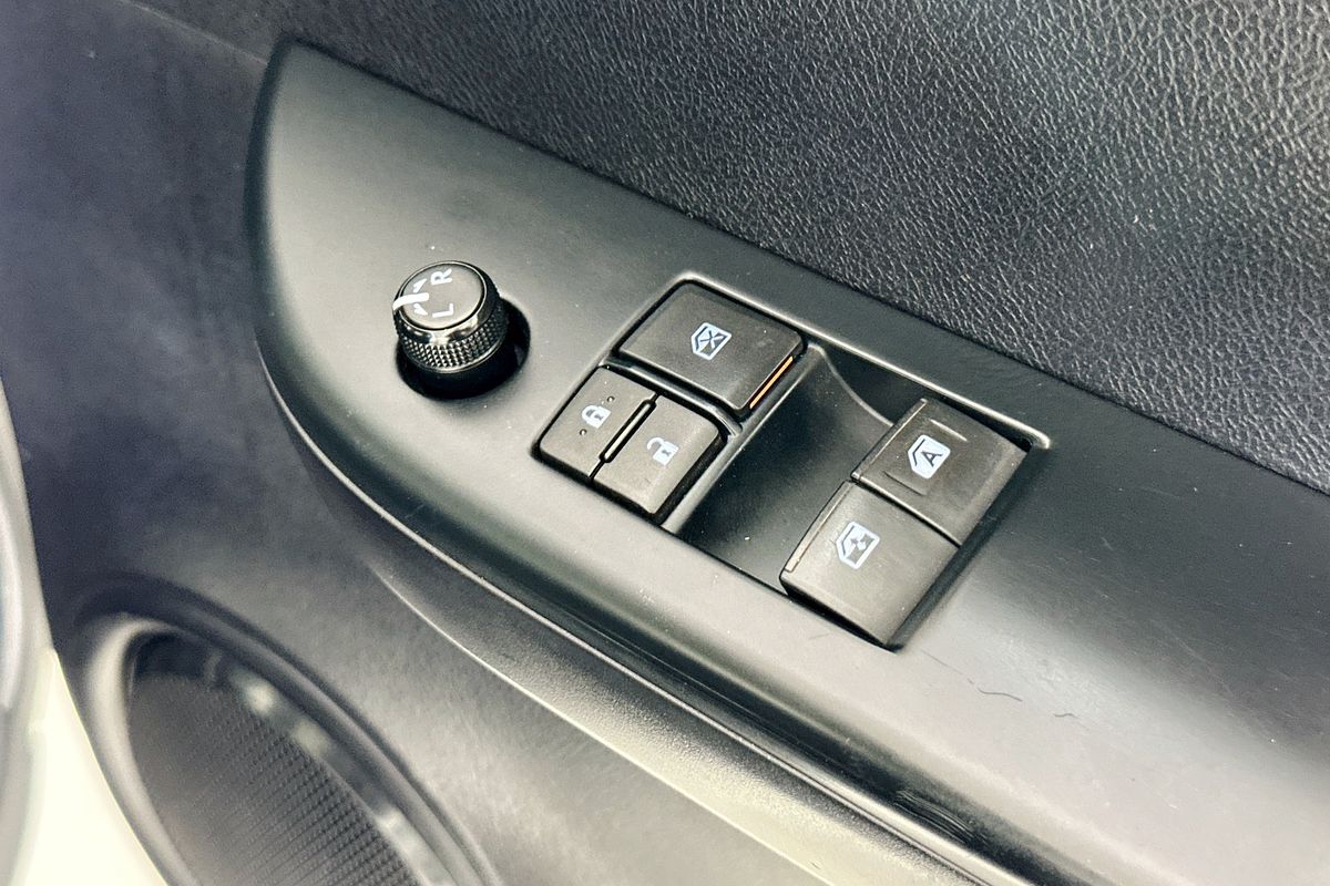 2016 Toyota Hilux WORKMATE GUN122R REAR WHEEL DRIVE