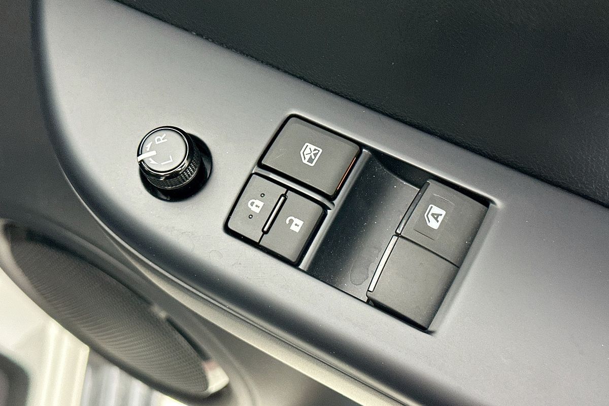 2025 Toyota HILUX SR (4x4) GUN126R RC 4X4