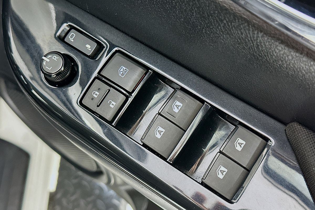 2016 Toyota HILUX SR5 (4x4) GUN126R 4X4