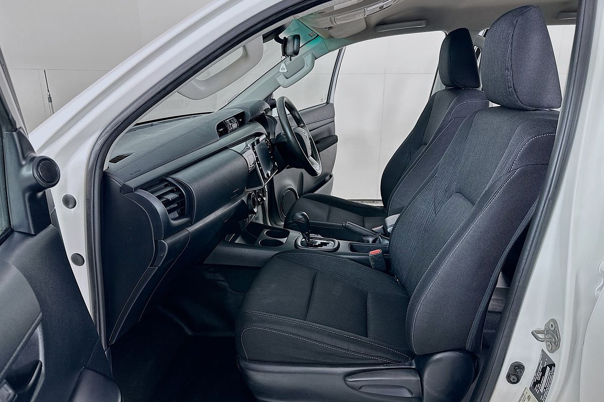 2020 Toyota HILUX SR (4x4) GUN126R FACELIFT 4X4
