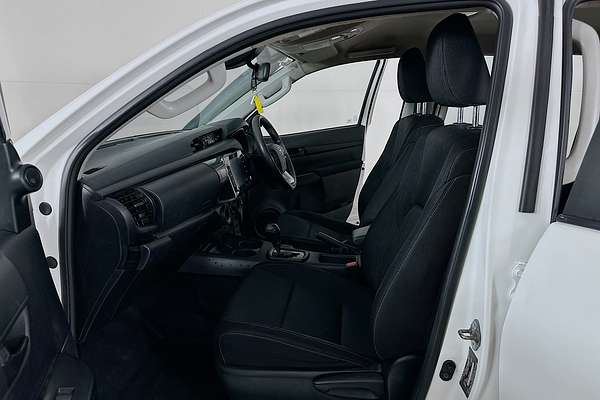 2020 Toyota HILUX SR (4x4) GUN126R FACELIFT 4X4