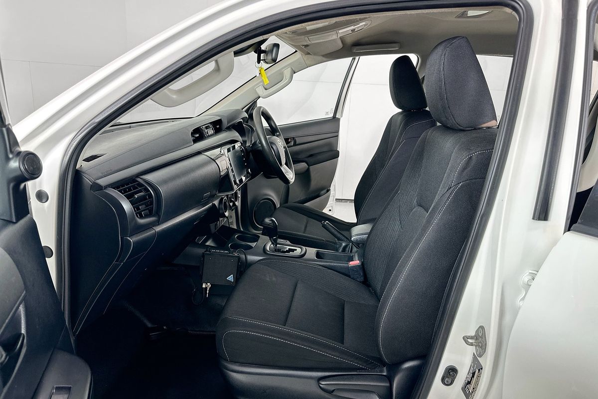 2020 Toyota HILUX SR (4x4) GUN126R FACELIFT 4X4