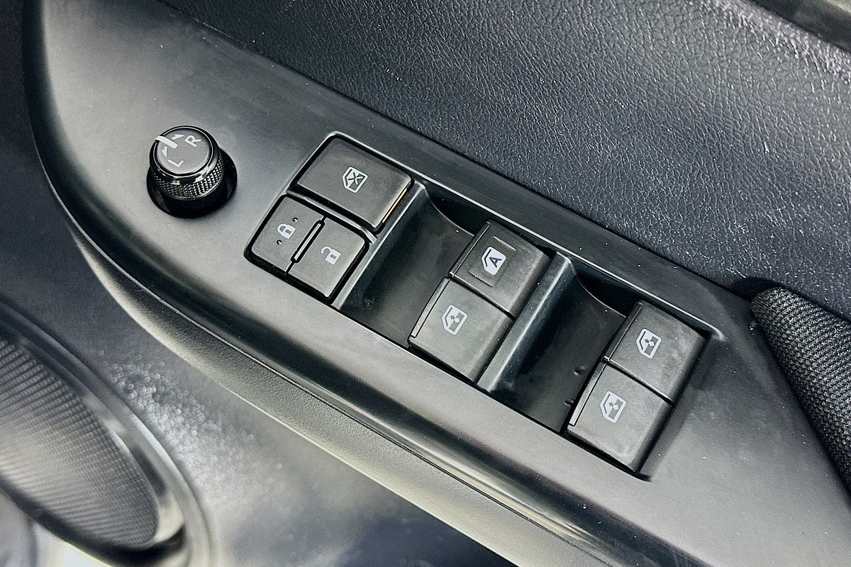 2015 Toyota HILUX SR GUN126R 4X4