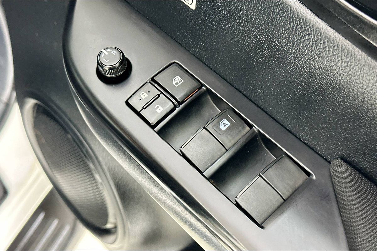 2020 Toyota HILUX SR (4x4) GUN126R FACELIFT 4X4