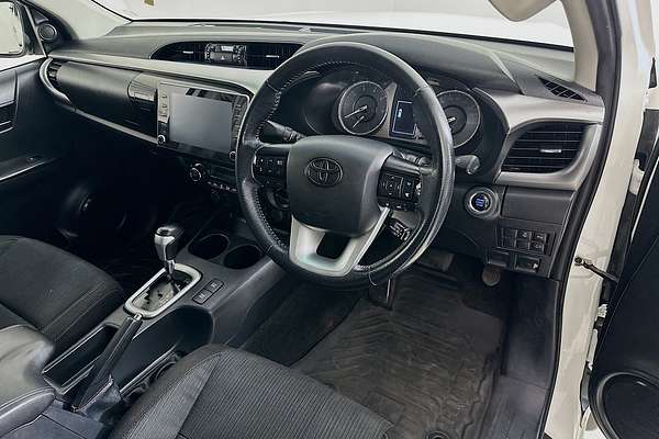 2020 Toyota HILUX SR5 (4x4) GUN126R FACELIFT 4X4