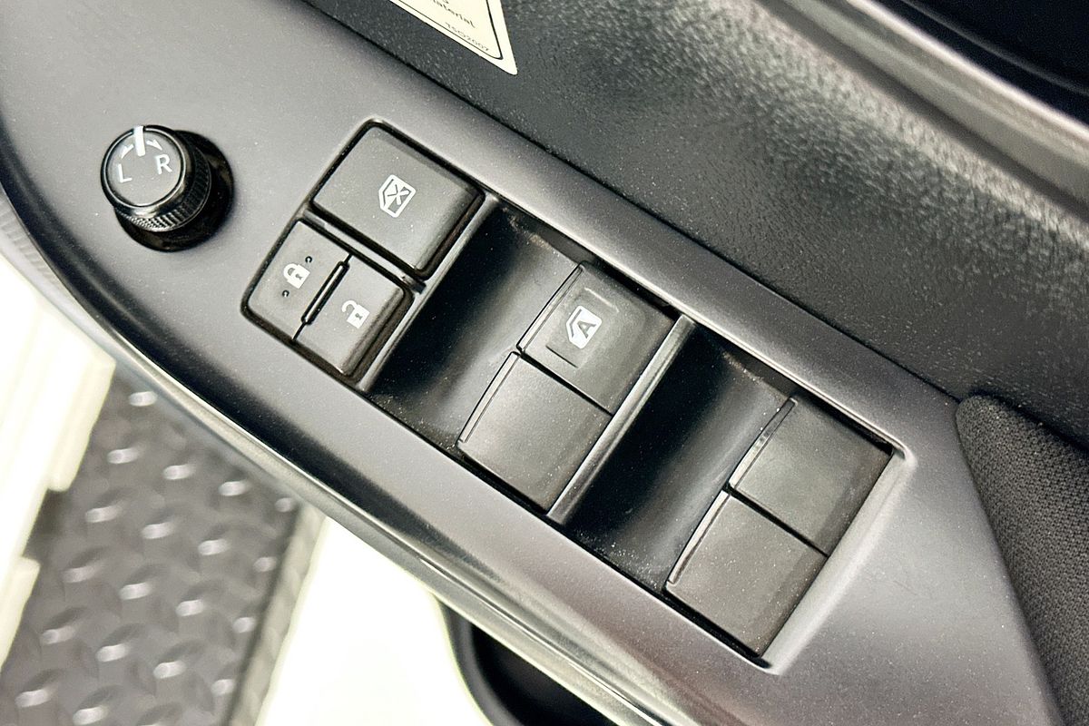 2020 Toyota HILUX SR (4x4) GUN126R FACELIFT 4X4