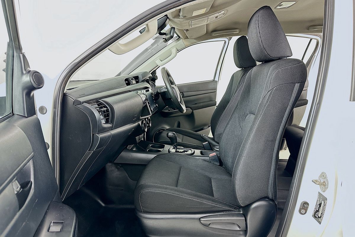 2020 Toyota HILUX SR (4x4) GUN126R FACELIFT 4X4