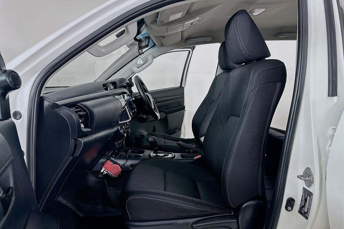 2020 Toyota HILUX SR (4x4) GUN126R FACELIFT 4X4