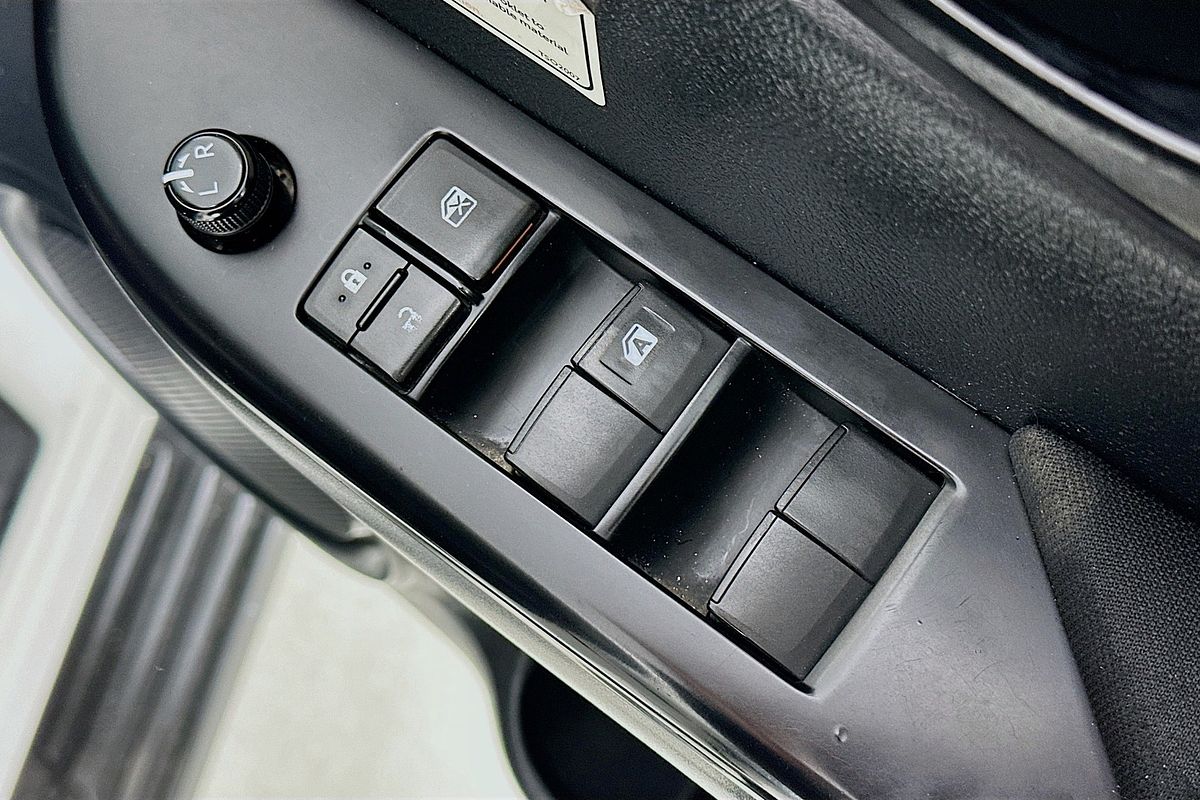 2020 Toyota HILUX SR (4x4) GUN126R FACELIFT 4X4