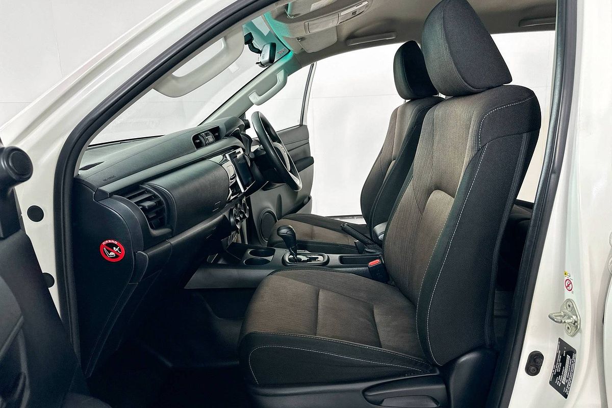 2017 Toyota HILUX SR (4x4) GUN126R 4X4