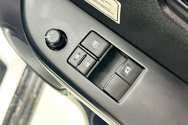 2020 Toyota Hilux SR (4x4) GUN126R FACELIFT 4X4