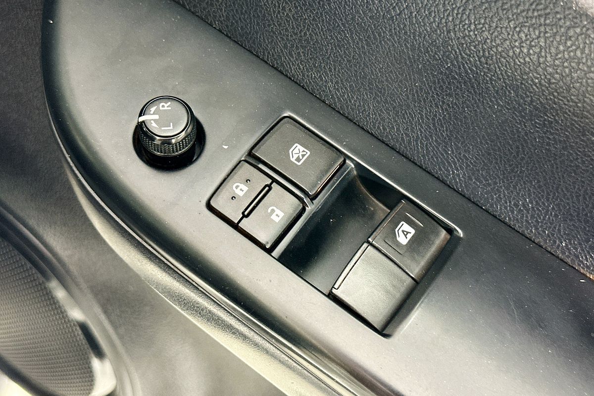 2017 Toyota HILUX SR (4x4) GUN126R 4X4
