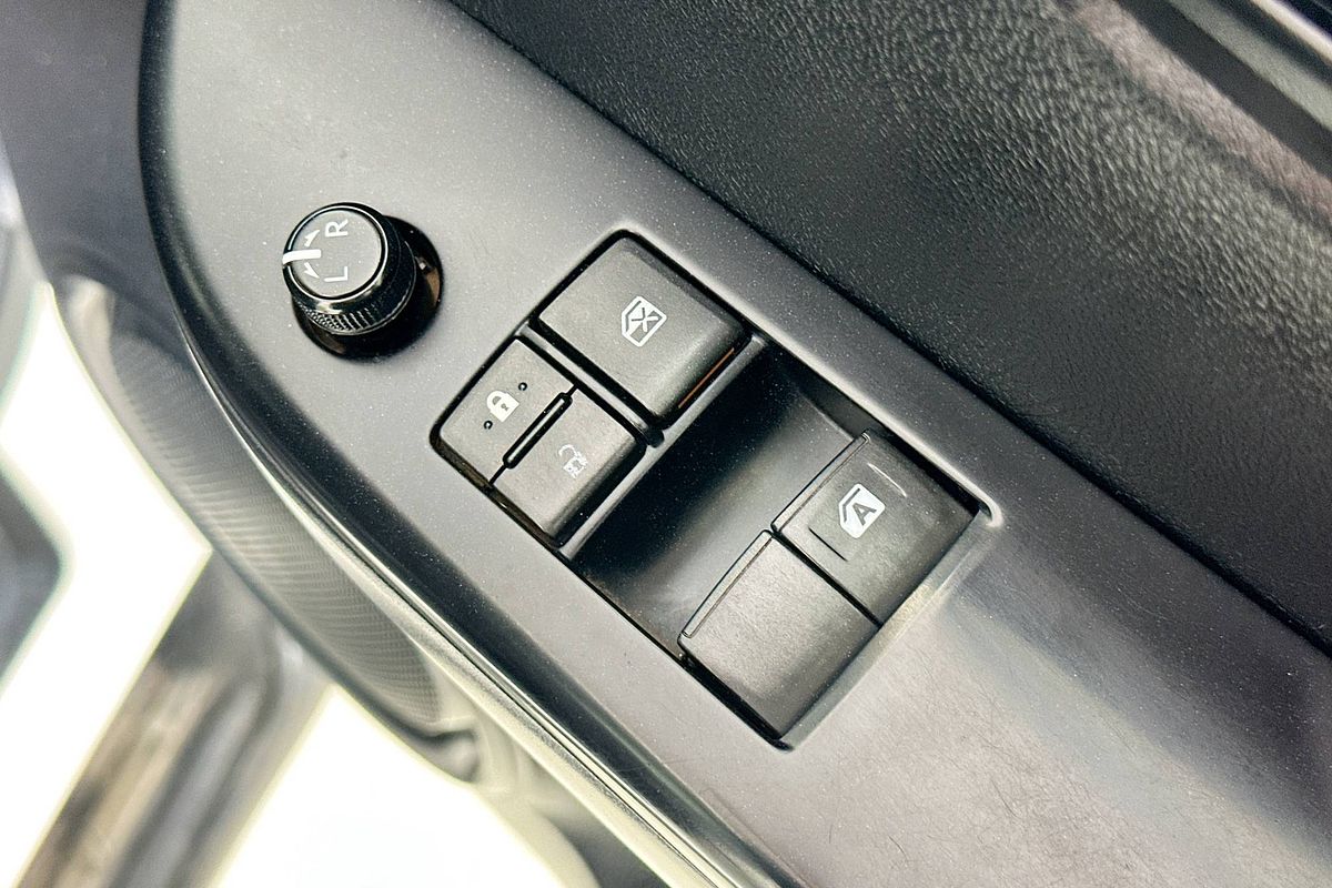 2020 Toyota HILUX SR (4x4) GUN126R FACELIFT 4X4