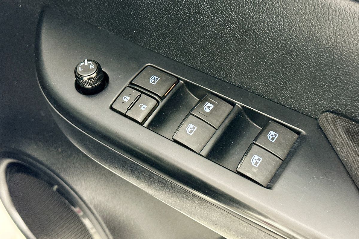 2017 Toyota HILUX SR (4x4) GUN126R MY17 4X4