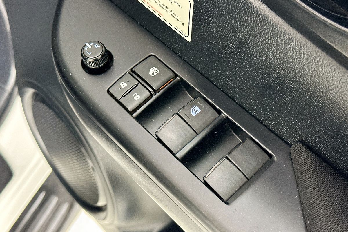 2020 Toyota HILUX SR (4x4) GUN126R FACELIFT 4X4