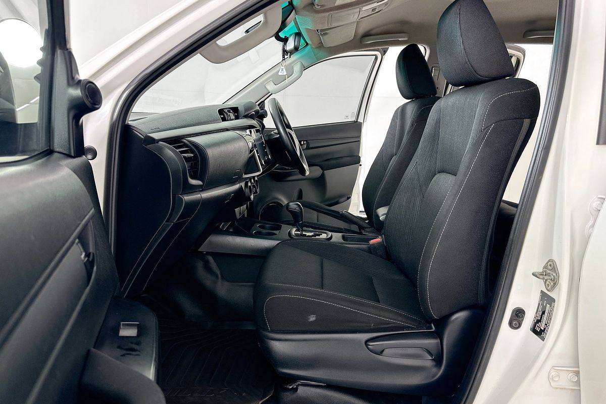 2021 Toyota HILUX SR (4x4) GUN126R FACELIFT 4X4