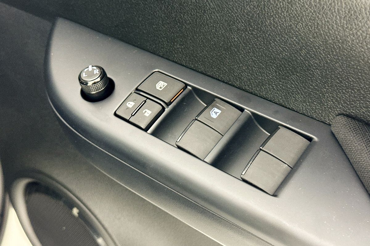 2025 Toyota HILUX SR (4x4) STEEL WHEELS GUN126R RC 4X4