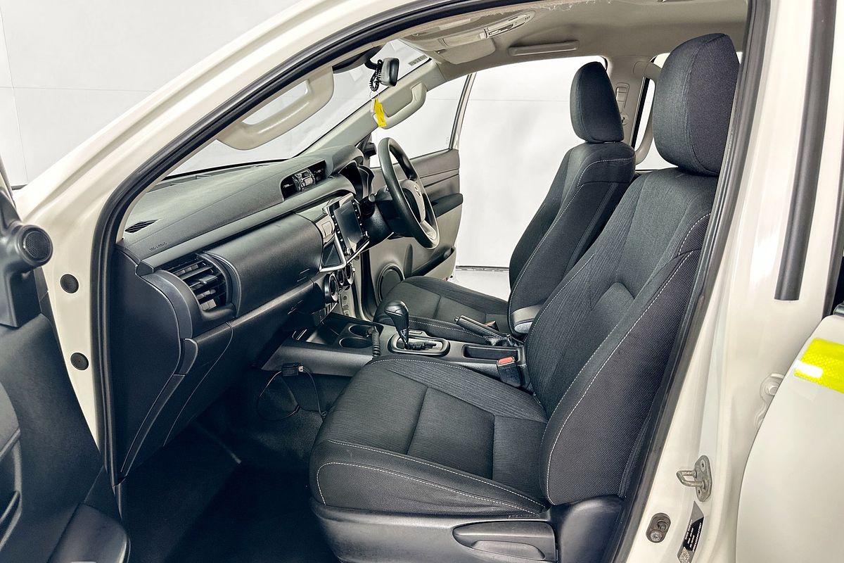 2022 Toyota HILUX SR (4x4) STEEL WHEELS GUN126R 4X4