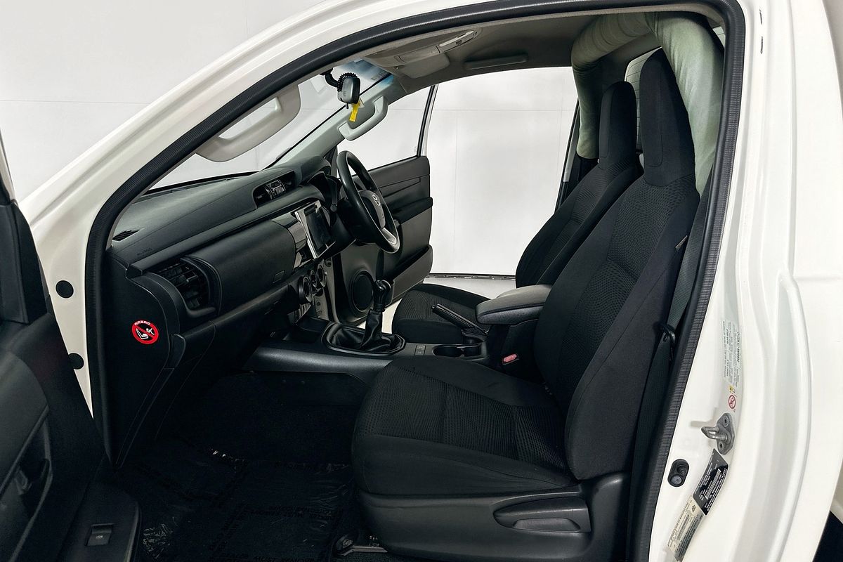 2017 Toyota HILUX SR (4x4) GUN126R 4X4