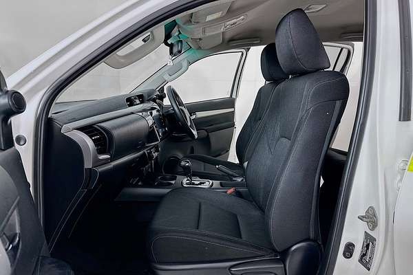 2021 Toyota HILUX SR5 (4x4) GUN126R FACELIFT 4X4