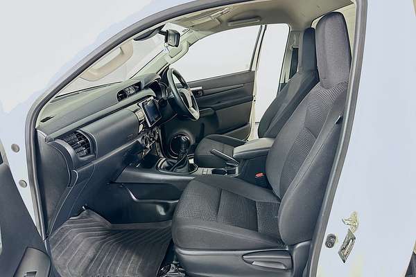2020 Toyota HILUX SR (4x4) GUN126R FACELIFT 4X4