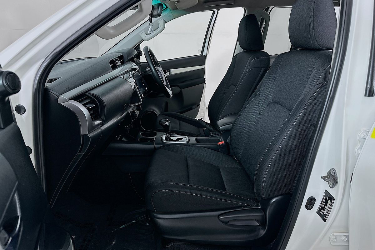 2021 Toyota HILUX SR5 (4x4) GUN126R FACELIFT 4X4