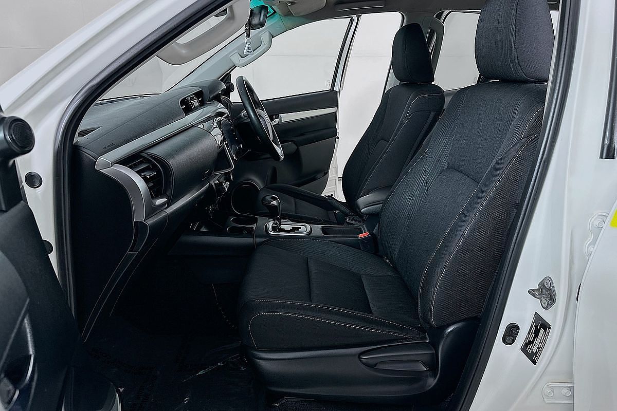 2021 Toyota HILUX SR5 (4x4) GUN126R FACELIFT 4X4