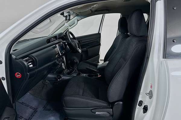 2017 Toyota HILUX SR (4x4) GUN126R 4X4