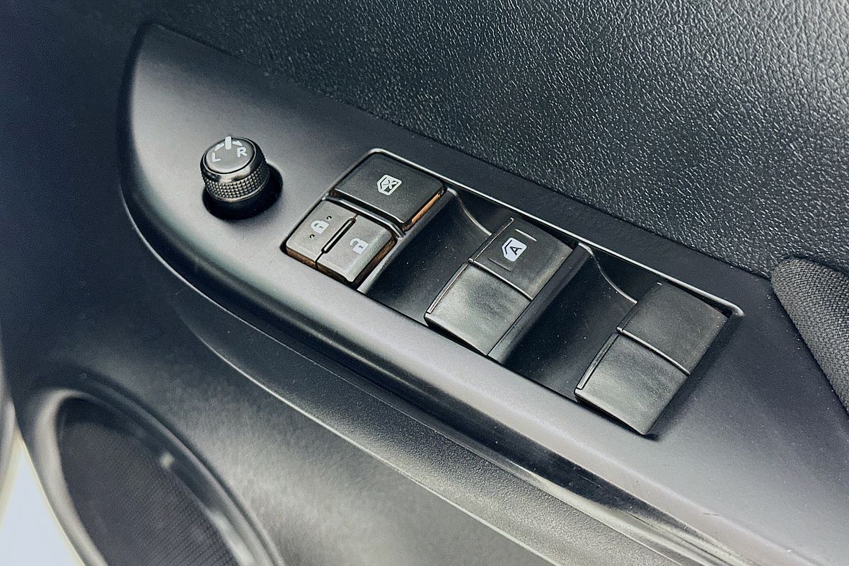 2019 Toyota HILUX SR (4x4) GUN126R MY19 4X4