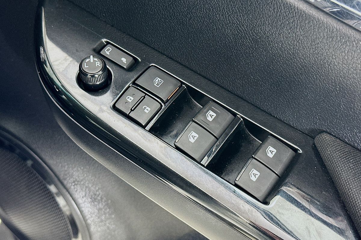 2016 Toyota HILUX SR5 (4x4) GUN126R 4X4