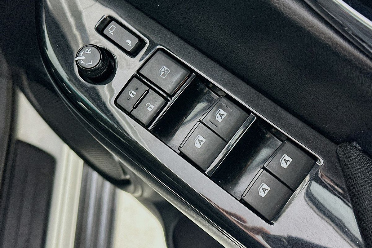 2018 Toyota HILUX SR5 (4x4) GUN126R MY17 4X4