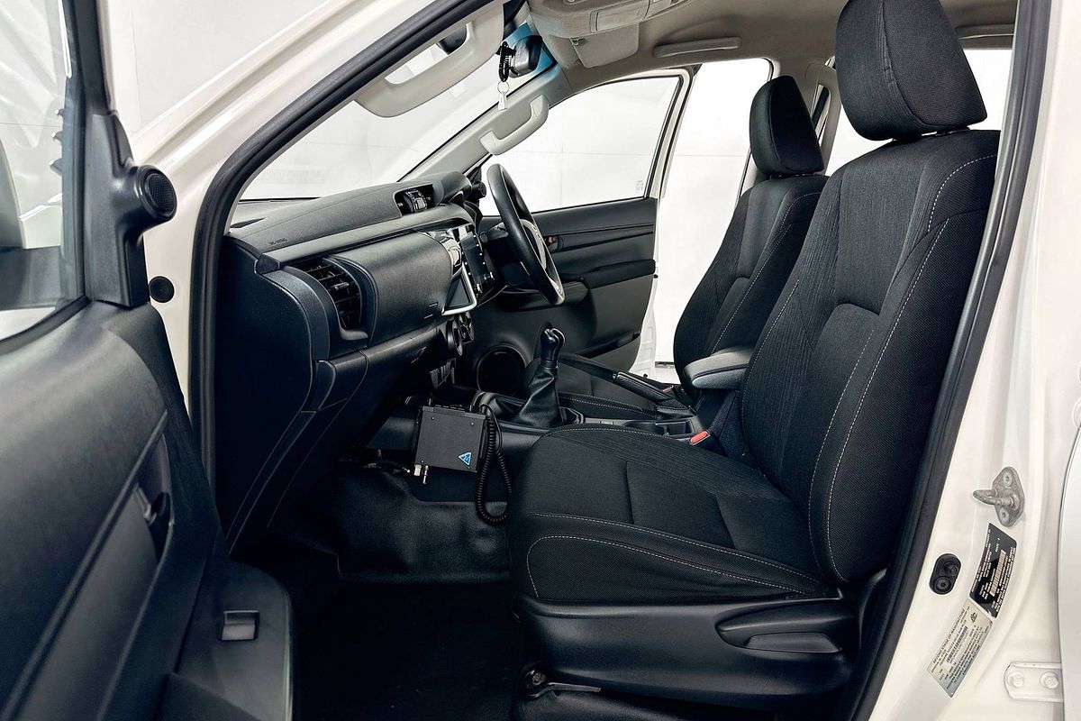 2020 Toyota HILUX SR (4x4) GUN126R FACELIFT 4X4