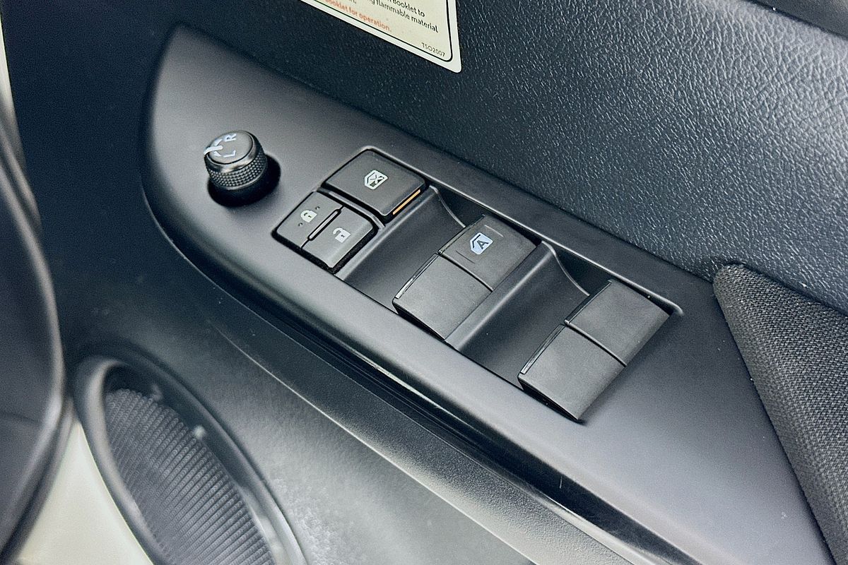2020 Toyota HILUX SR (4x4) GUN126R FACELIFT 4X4