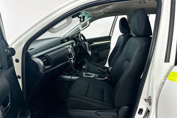 2021 Toyota HILUX SR5 (4x4) GUN126R FACELIFT 4X4