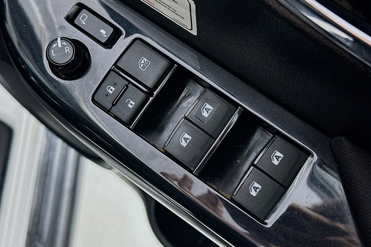 2020 Toyota HILUX SR5 (4x4) GUN126R FACELIFT 4X4