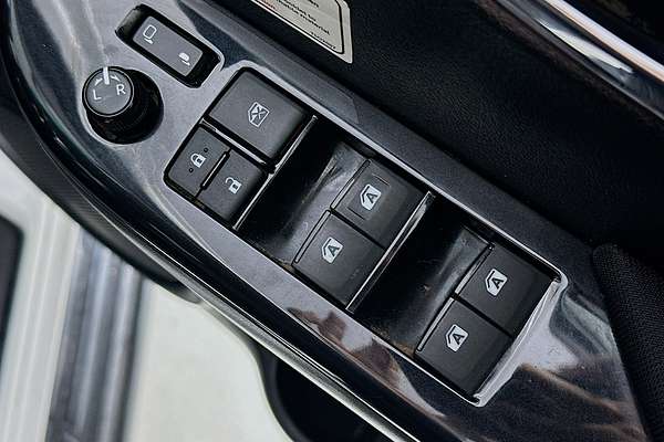 2020 Toyota HILUX SR5 (4x4) GUN126R FACELIFT 4X4