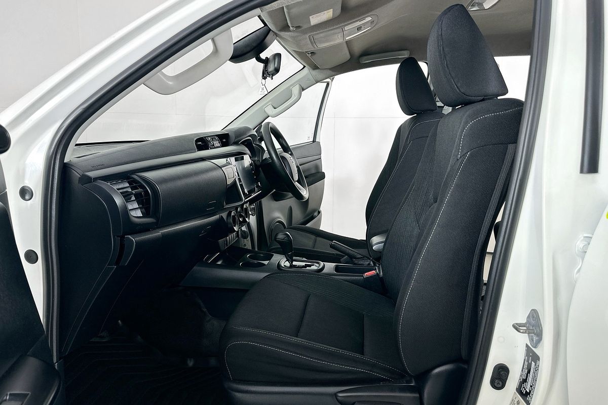2020 Toyota HILUX SR (4x4) GUN126R FACELIFT 4X4