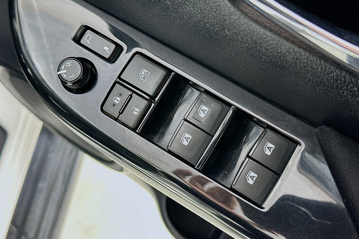 2020 Toyota HILUX SR5 (4x4) GUN126R FACELIFT 4X4