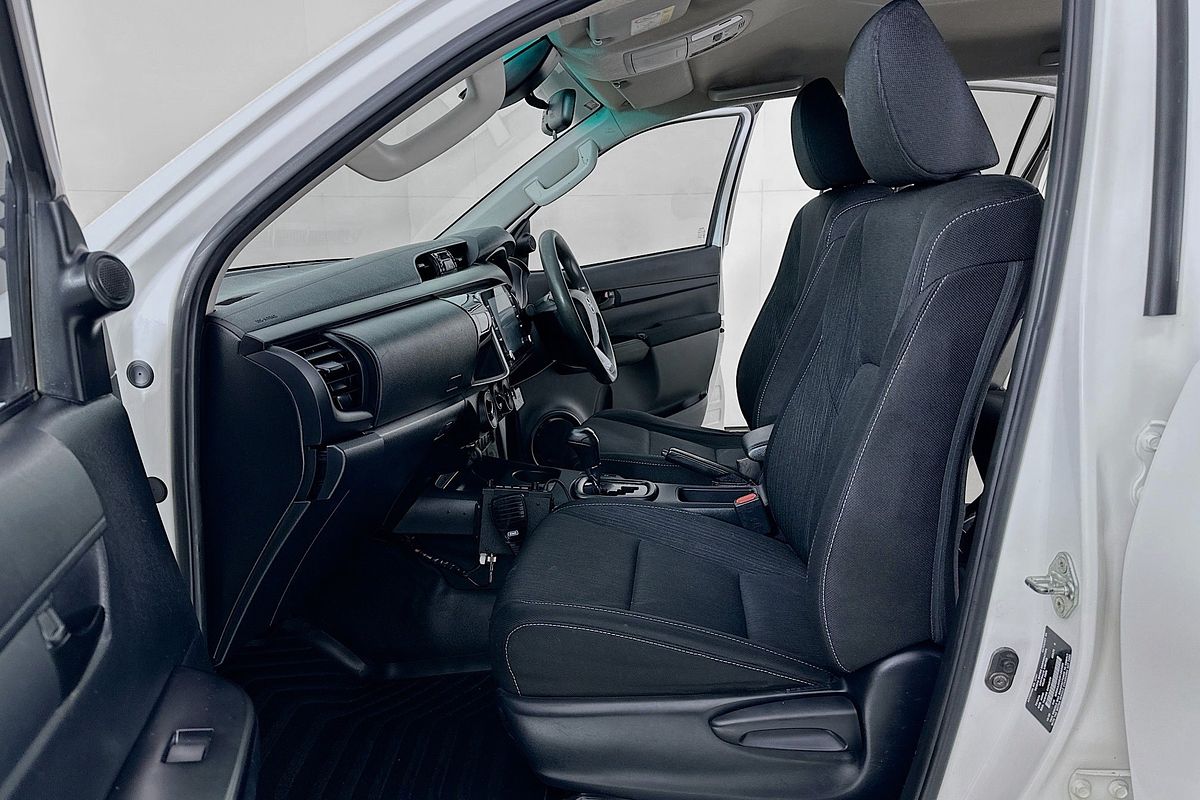 2020 Toyota HILUX SR (4x4) GUN126R FACELIFT 4X4