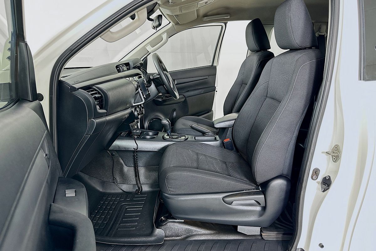 2020 Toyota Hilux SR (4x4) GUN126R FACELIFT 4X4