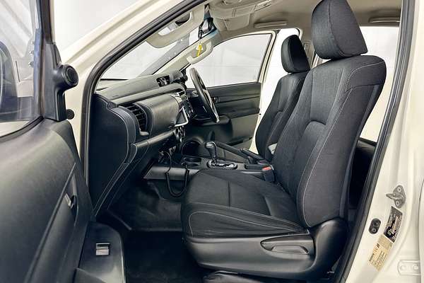 2020 Toyota HILUX SR (4x4) GUN126R FACELIFT 4X4