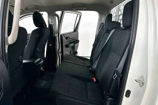 2017 Toyota HILUX SR (4x4) GUN126R 4X4